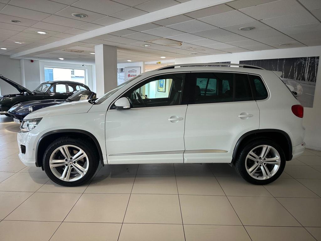 Volkswagen Tiguan 2.0 TDI BlueMotion Tech R-Line DSG 4WD Euro 6 in white, featuring panoramic sunroof and 18-inch alloy wheels