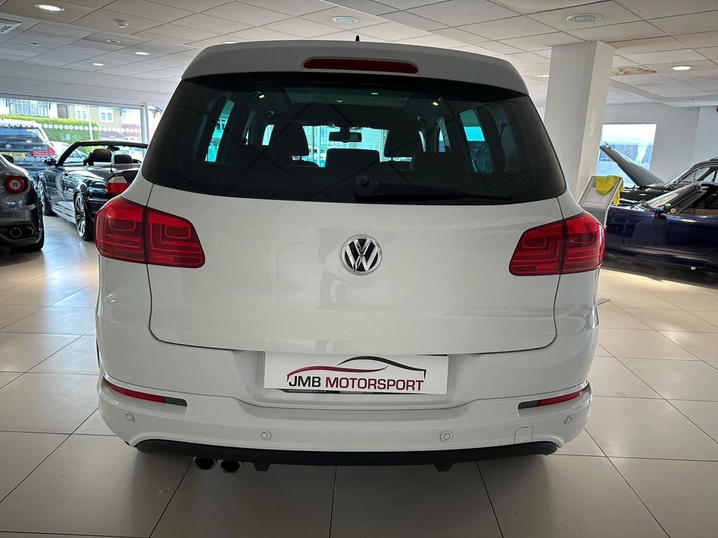 Volkswagen Tiguan 2.0 TDI BlueMotion Tech R-Line DSG 4WD Euro 6 in white, featuring panoramic sunroof and 18-inch alloy wheels