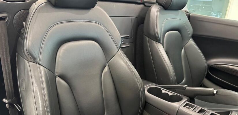 Luxurious Nappa leather interior of the Audi R8 5.2 FSI V10 Spyder, offering premium comfort and style.