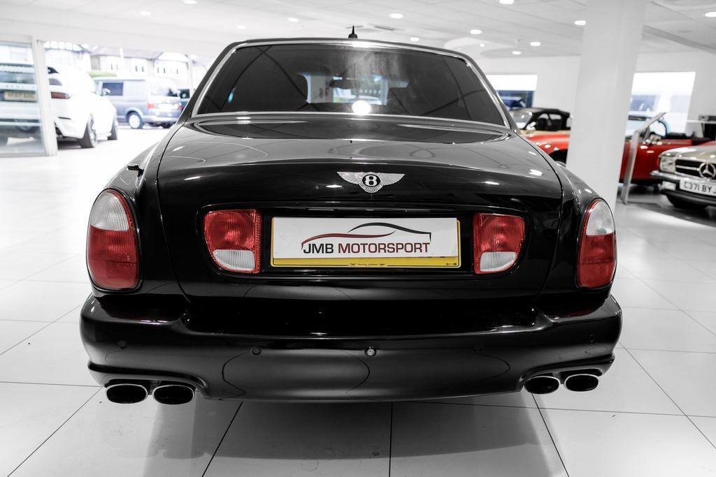 Bentley Arnage 6.8 T – Sleek black exterior, luxury design.