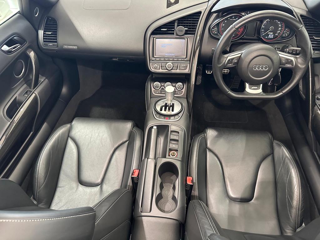 Luxurious Nappa leather interior of the Audi R8 5.2 FSI V10 Spyder, offering premium comfort and style.