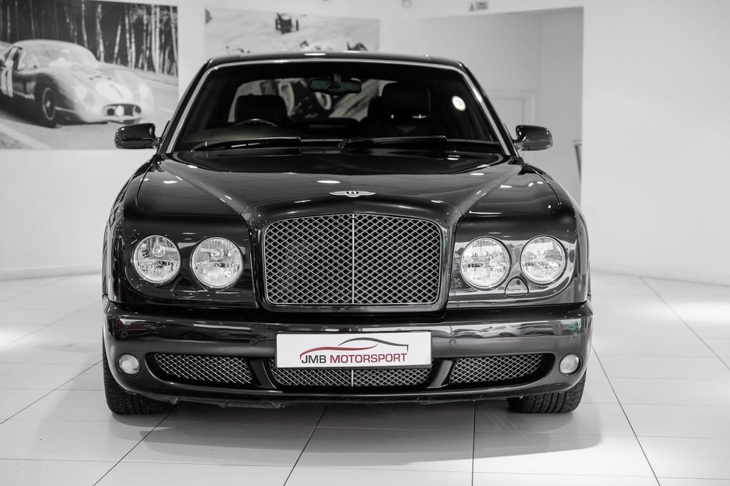 Bentley Arnage 6.8 T – Sleek black exterior, luxury design.