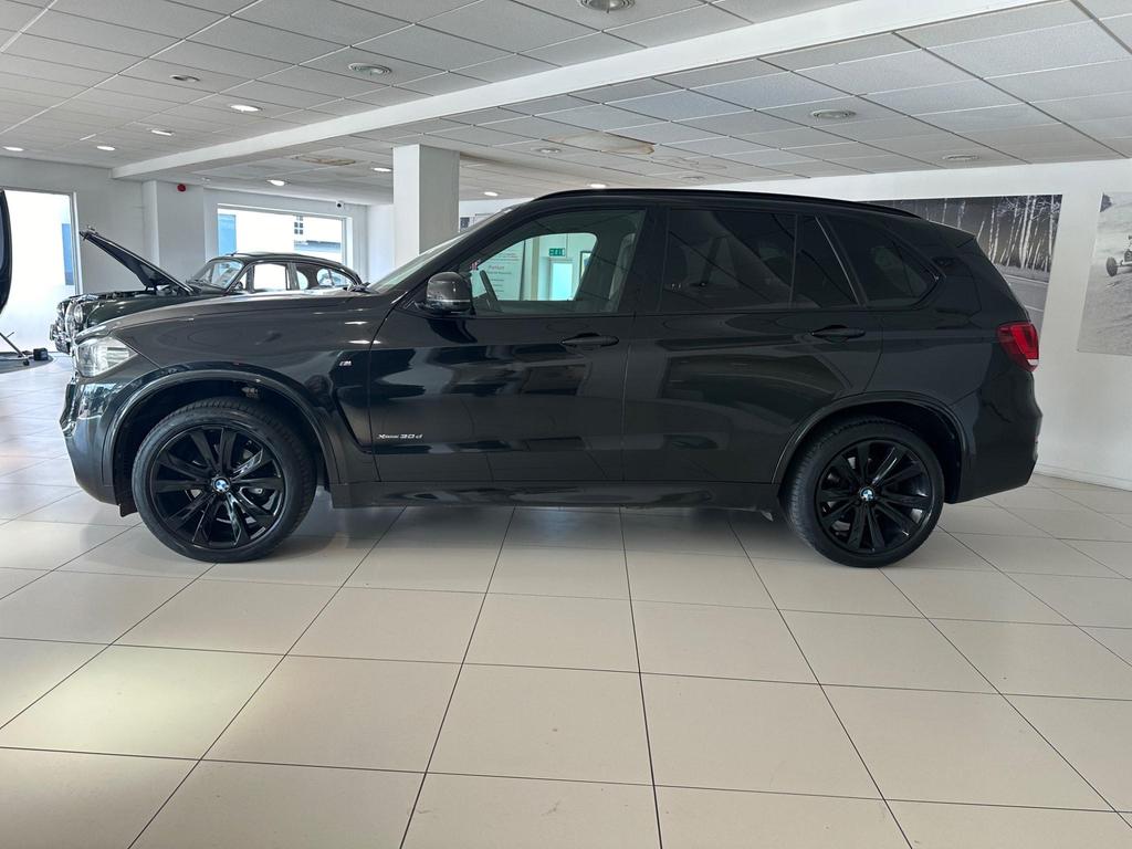 BMW X5 3.0 30d M Sport Auto xDrive in black with 20-inch Light Star Spoke alloy wheels, showcasing sleek M Sport bodystyling and High-Gloss Shadowline trim.