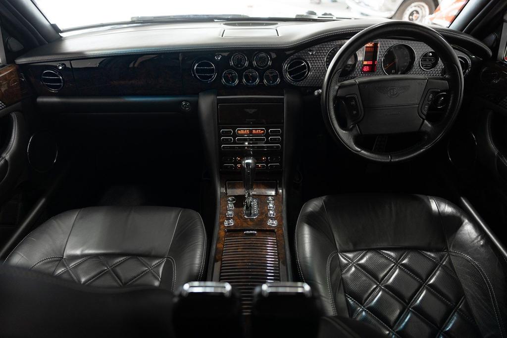 Bentley Arnage 6.8 T interior – Leather seats and wooden dashboard.