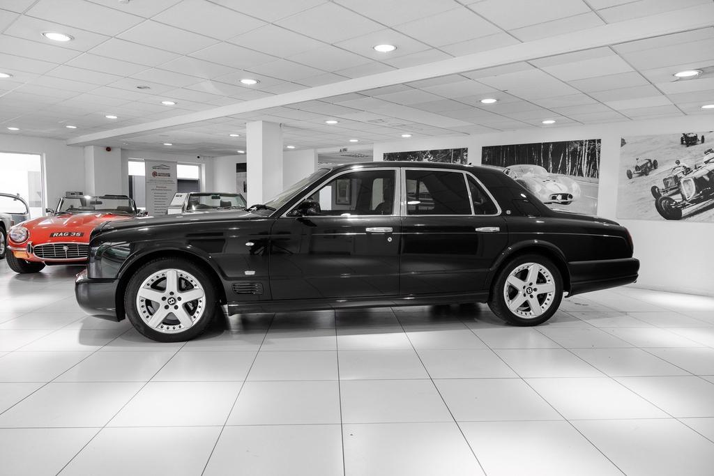 Bentley Arnage 6.8 T – Sleek black exterior, luxury design.