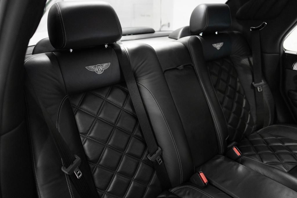 Bentley Arnage 6.8 T interior – Leather seats and wooden dashboard.