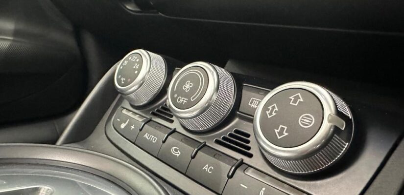 Luxurious Nappa leather interior of the Audi R8 5.2 FSI V10 Spyder, offering premium comfort and style.